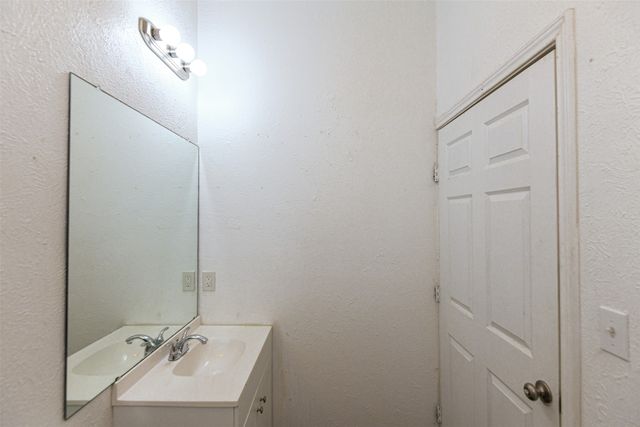 1513 South Freeway, Fort Worth, TX 76104