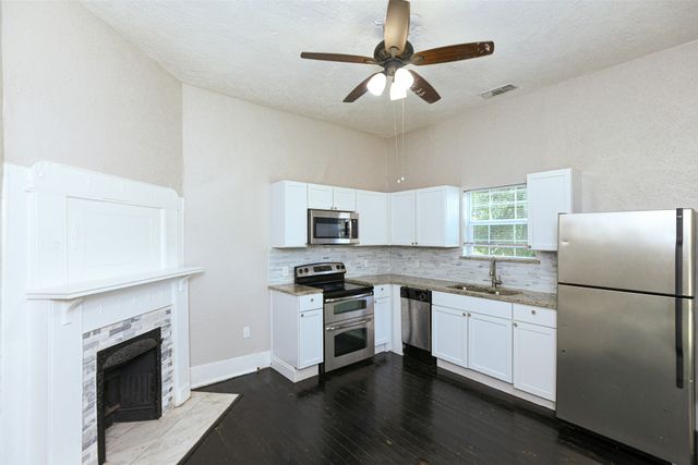 1513 South Freeway, Fort Worth, TX 76104