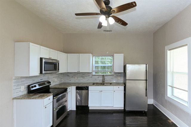1513 South Freeway, Fort Worth, TX 76104