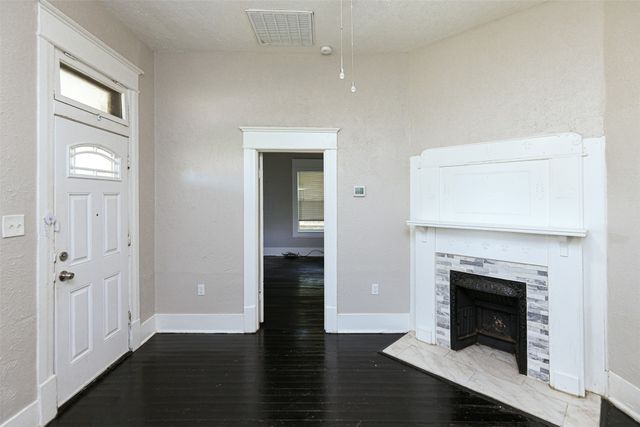 1513 South Freeway, Fort Worth, TX 76104