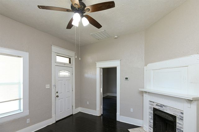 1513 South Freeway, Fort Worth, TX 76104