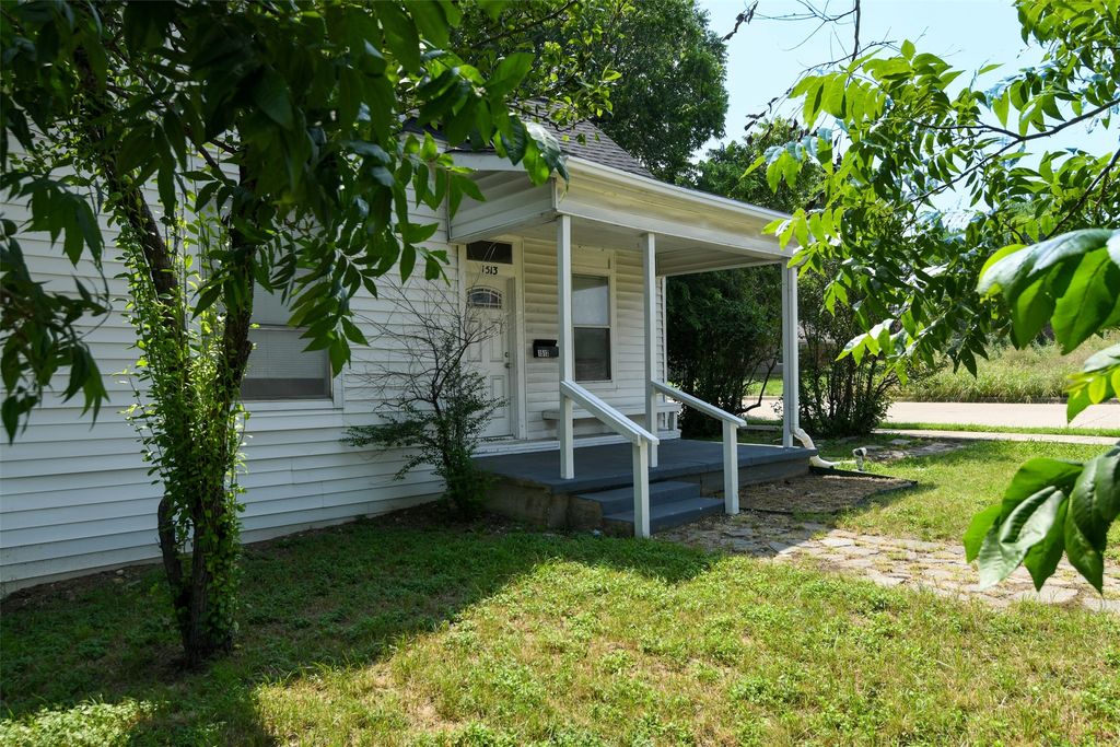 1513 South Freeway, Fort Worth, TX 76104