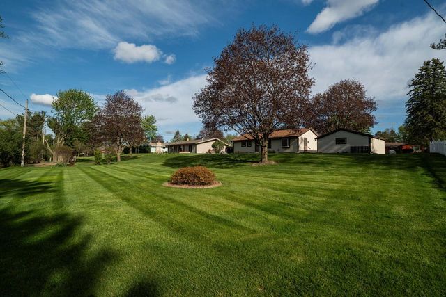 3351 Moraine DRIVE, Hubertus, WI 53033