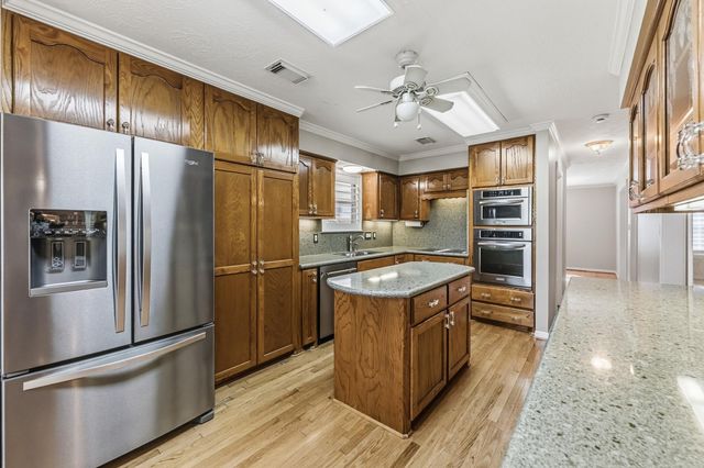 1106 Lakeside Drive, Huntsville, TX 77320