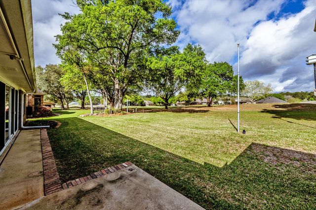 1106 Lakeside Drive, Huntsville, TX 77320