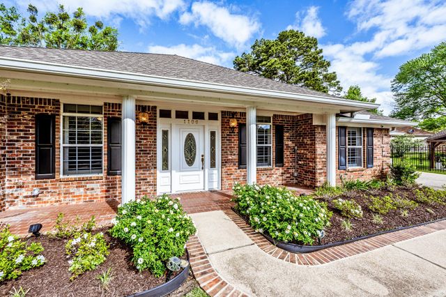 1106 Lakeside Drive, Huntsville, TX 77320