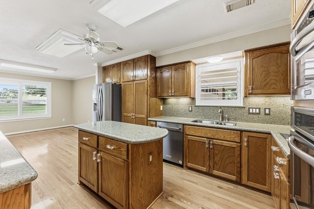 1106 Lakeside Drive, Huntsville, TX 77320