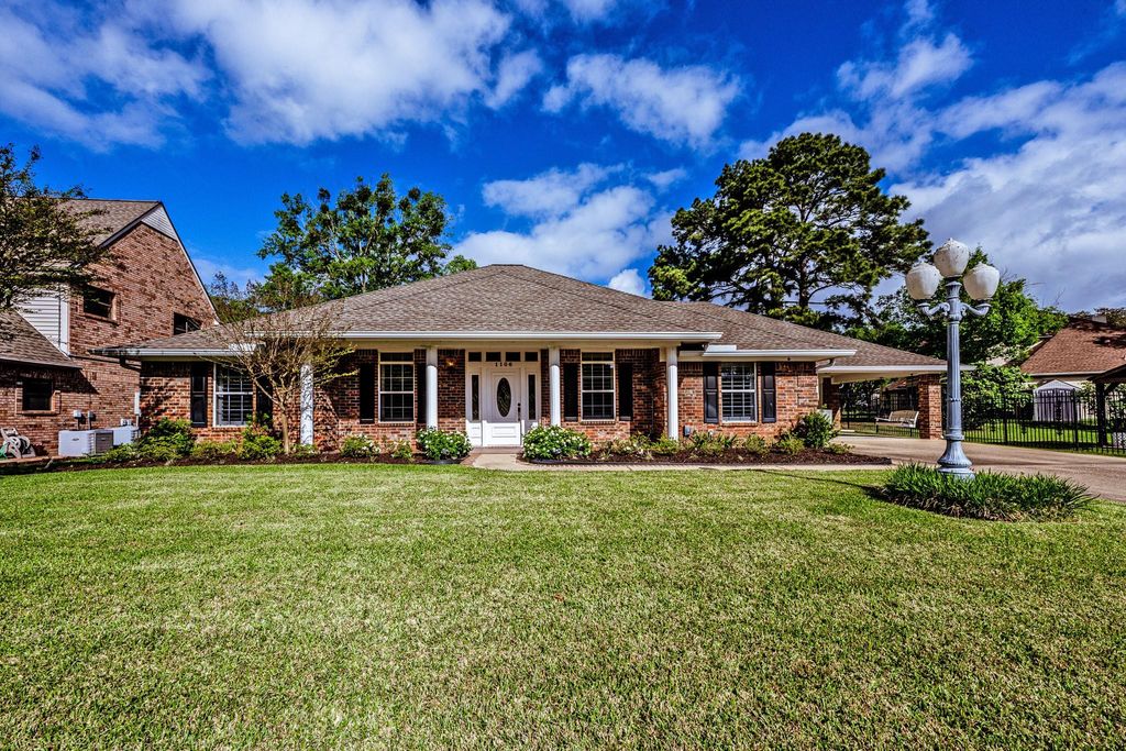 1106 Lakeside Drive, Huntsville, TX 77320