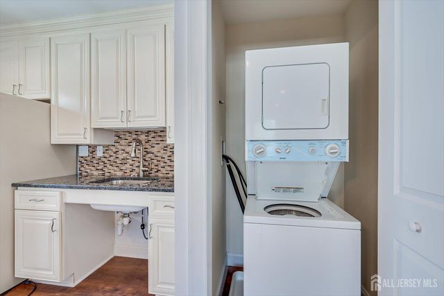 15 Lowell Street, Iselin, NJ 08830