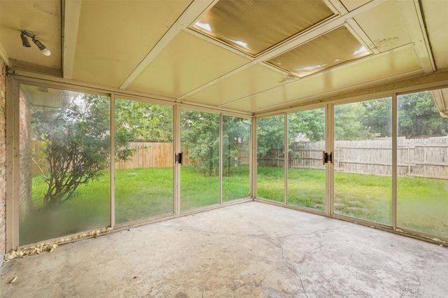810 Sunnybrook Lane, Baytown, TX 77521
