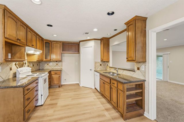 810 Sunnybrook Lane, Baytown, TX 77521