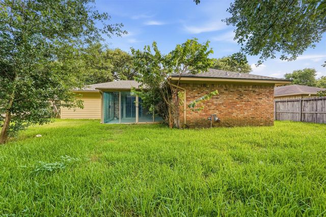 810 Sunnybrook Lane, Baytown, TX 77521