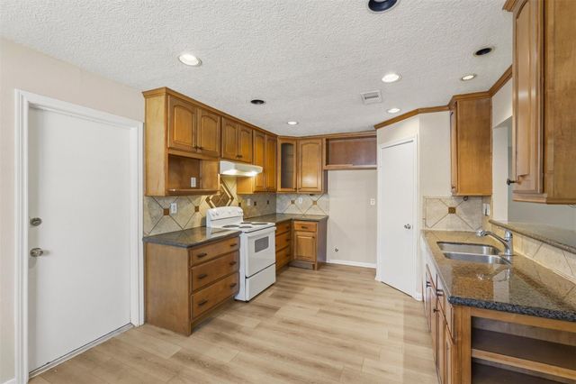 810 Sunnybrook Lane, Baytown, TX 77521