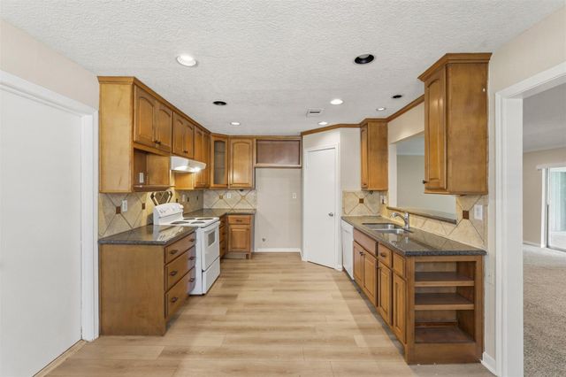 810 Sunnybrook Lane, Baytown, TX 77521