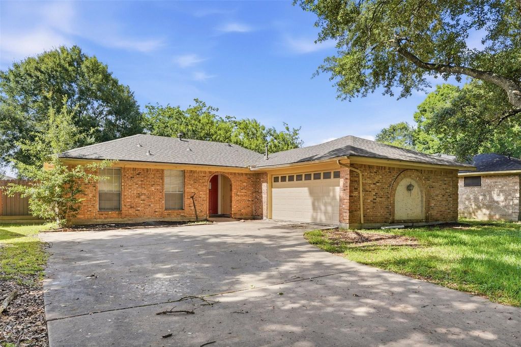 810 Sunnybrook Lane, Baytown, TX 77521