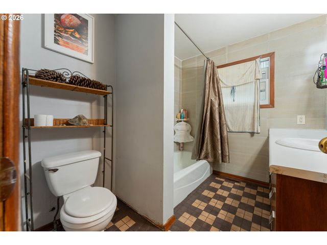 7611 Se HENDERSON St, Portland, OR 97206