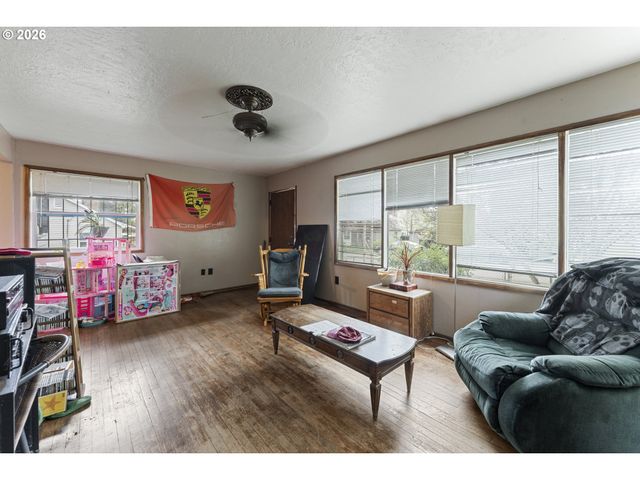 7611 Se HENDERSON St, Portland, OR 97206