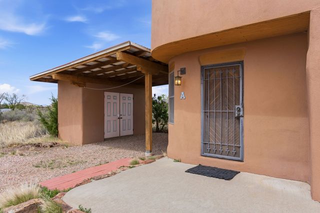 3 AB Apache Rd, Santa Fe, NM 87508