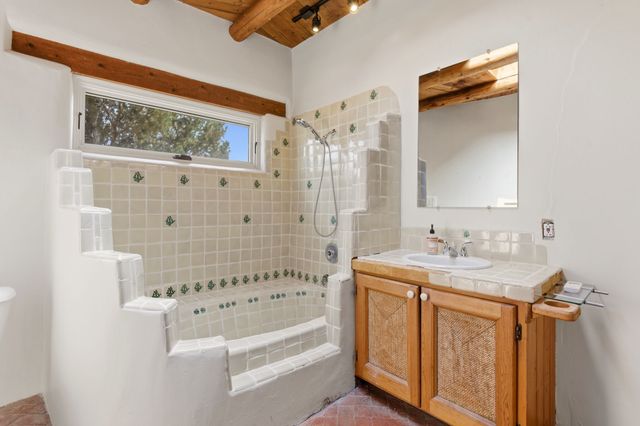 3 AB Apache Rd, Santa Fe, NM 87508