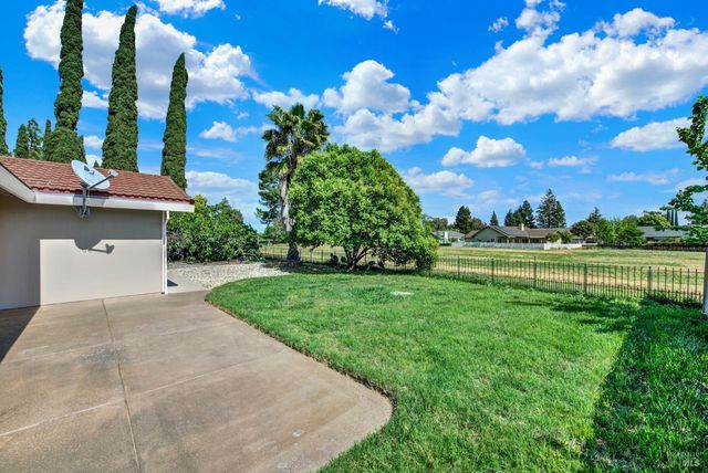 442 Yellowstone Dr, Vacaville, CA 95687