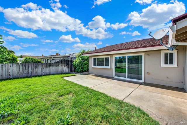 442 Yellowstone Dr, Vacaville, CA 95687