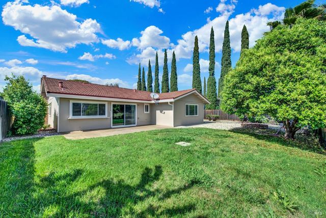 442 Yellowstone Dr, Vacaville, CA 95687