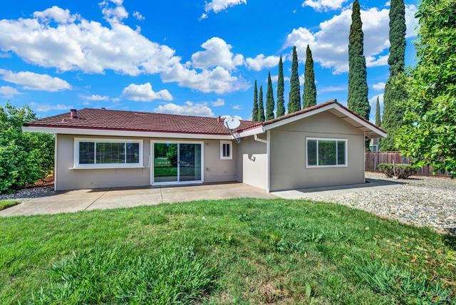 442 Yellowstone Dr, Vacaville, CA 95687