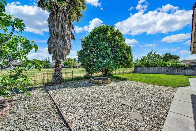 442 Yellowstone Dr, Vacaville, CA 95687
