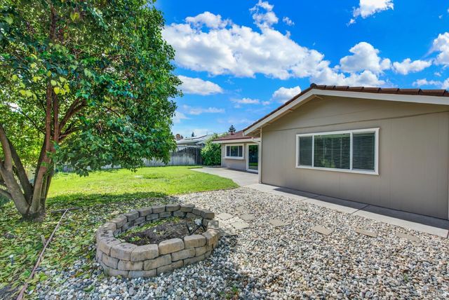 442 Yellowstone Dr, Vacaville, CA 95687