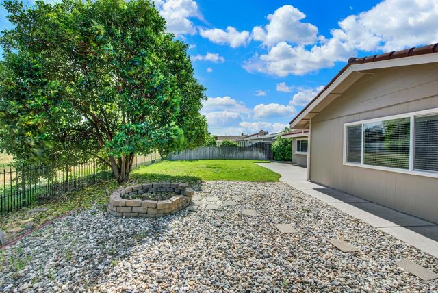 442 Yellowstone Dr, Vacaville, CA 95687