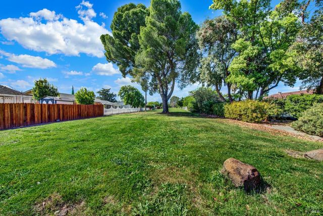 442 Yellowstone Dr, Vacaville, CA 95687