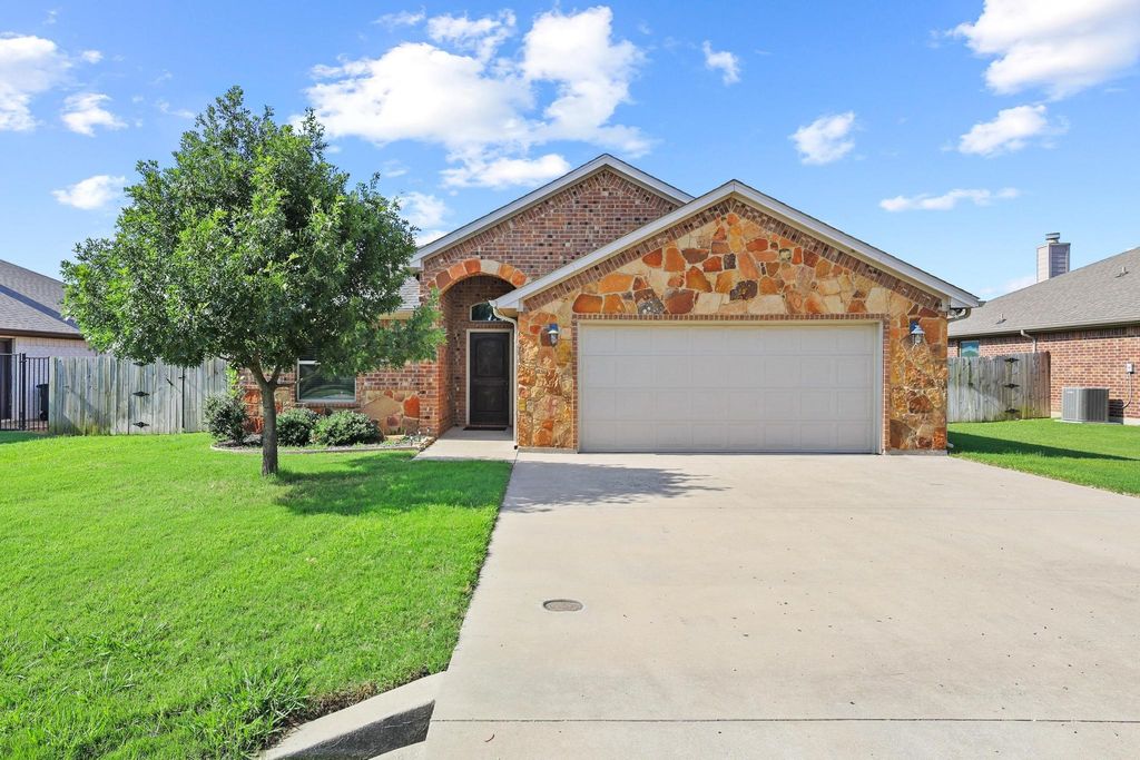 1208 Mary Ann Court, Tioga, TX 76271