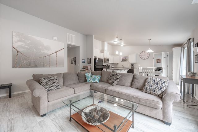 33 Butterfly Lane, Pacific Beach, WA 98571