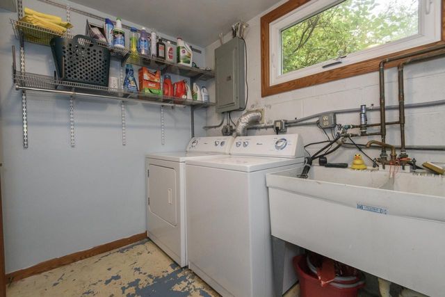 621 S Greenfield AVENUE, Waukesha, WI 53186