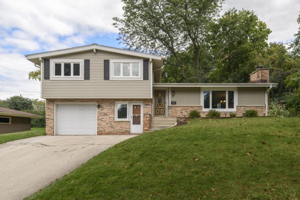 621 S Greenfield AVENUE, Waukesha, WI 53186