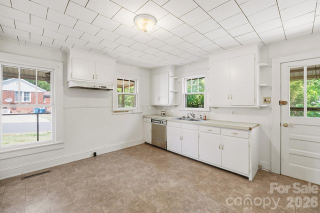 2308 11th Avenue NE, Hickory, NC 28601