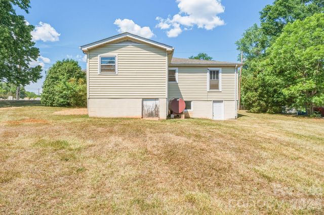 2308 11th Avenue NE, Hickory, NC 28601