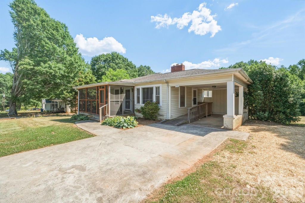 2308 11th Avenue NE, Hickory, NC 28601
