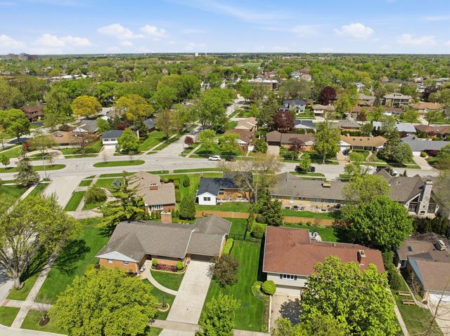 389 Michael John Drive, Park Ridge, IL 60068