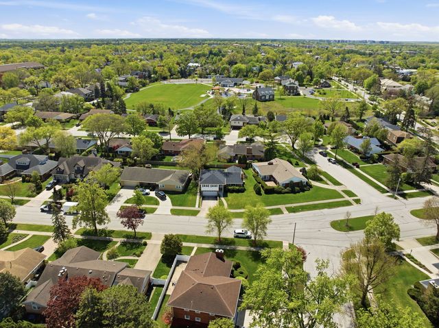 389 Michael John Drive, Park Ridge, IL 60068