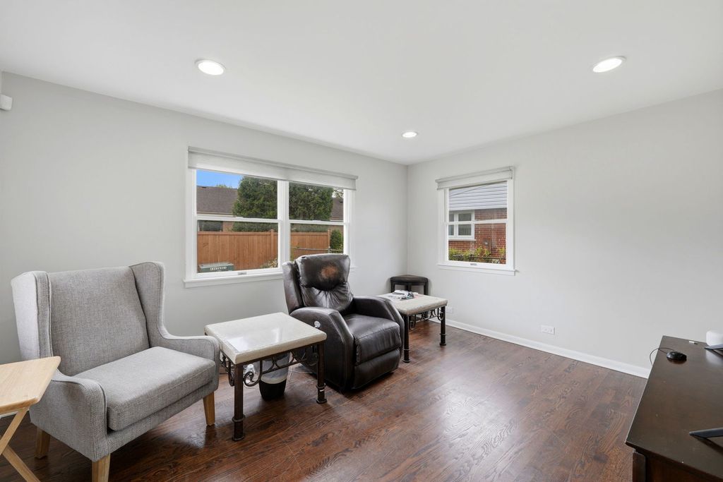 Image 11 of property listing at 389 Michael John Drive, Park Ridge, IL 60068