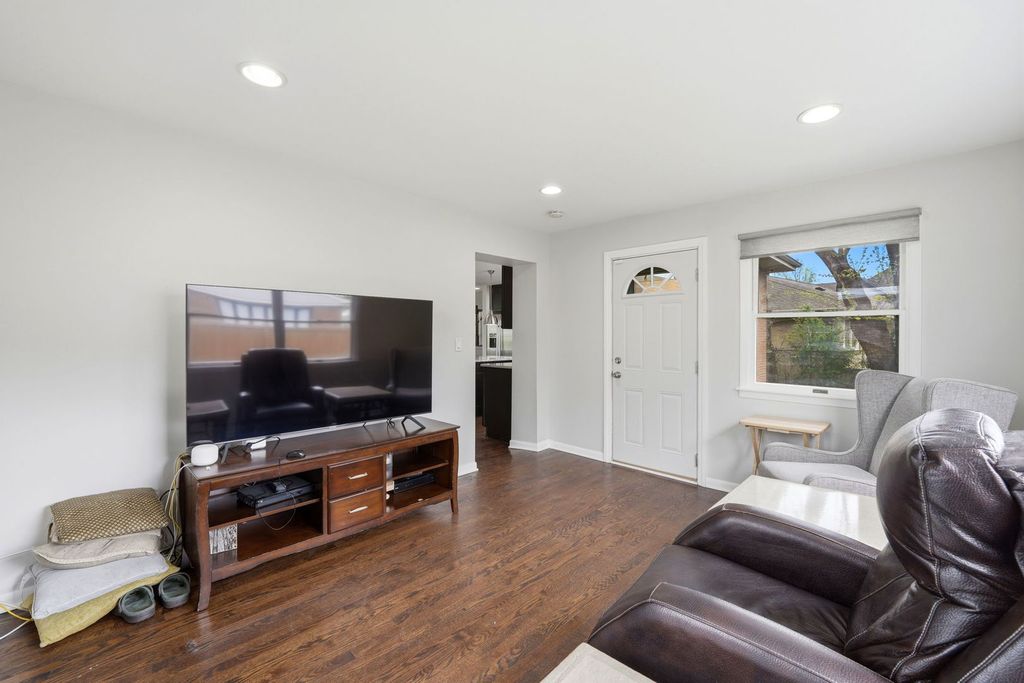 Image 12 of property listing at 389 Michael John Drive, Park Ridge, IL 60068