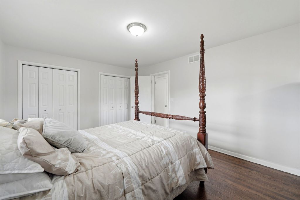 Image 14 of property listing at 389 Michael John Drive, Park Ridge, IL 60068