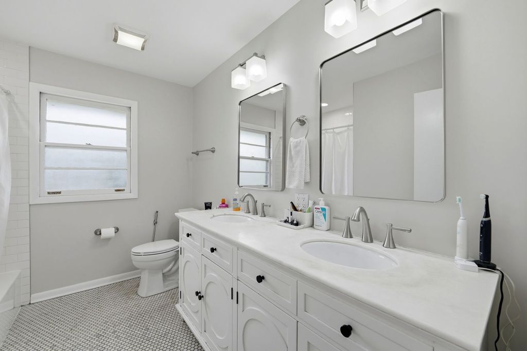 Image 15 of property listing at 389 Michael John Drive, Park Ridge, IL 60068
