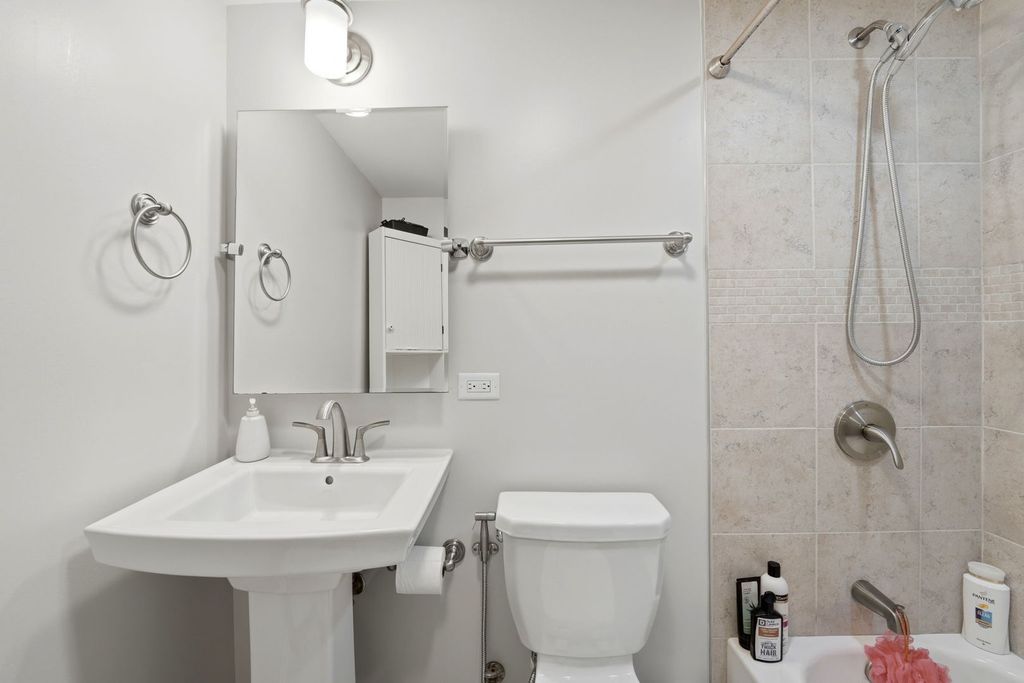 Image 22 of property listing at 389 Michael John Drive, Park Ridge, IL 60068