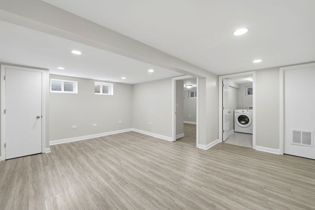 Image 24 of property listing at 389 Michael John Drive, Park Ridge, IL 60068