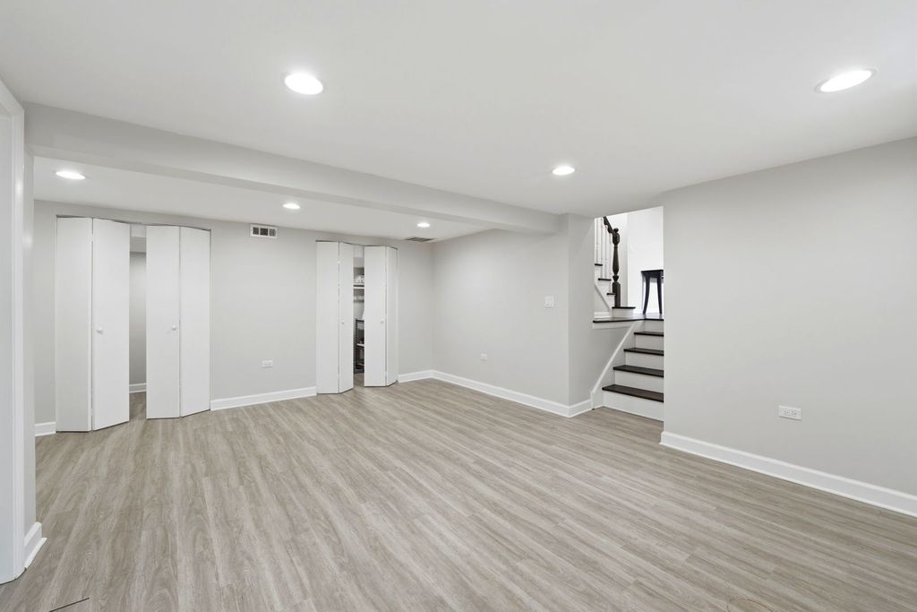 Image 25 of property listing at 389 Michael John Drive, Park Ridge, IL 60068