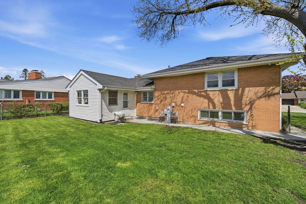 Image 30 of property listing at 389 Michael John Drive, Park Ridge, IL 60068