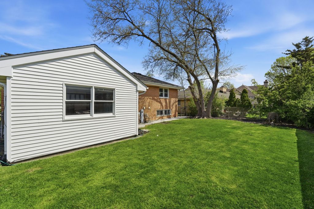 Image 31 of property listing at 389 Michael John Drive, Park Ridge, IL 60068