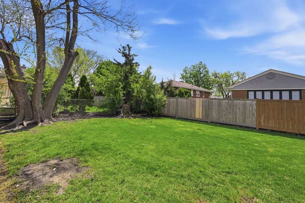 Image 32 of property listing at 389 Michael John Drive, Park Ridge, IL 60068